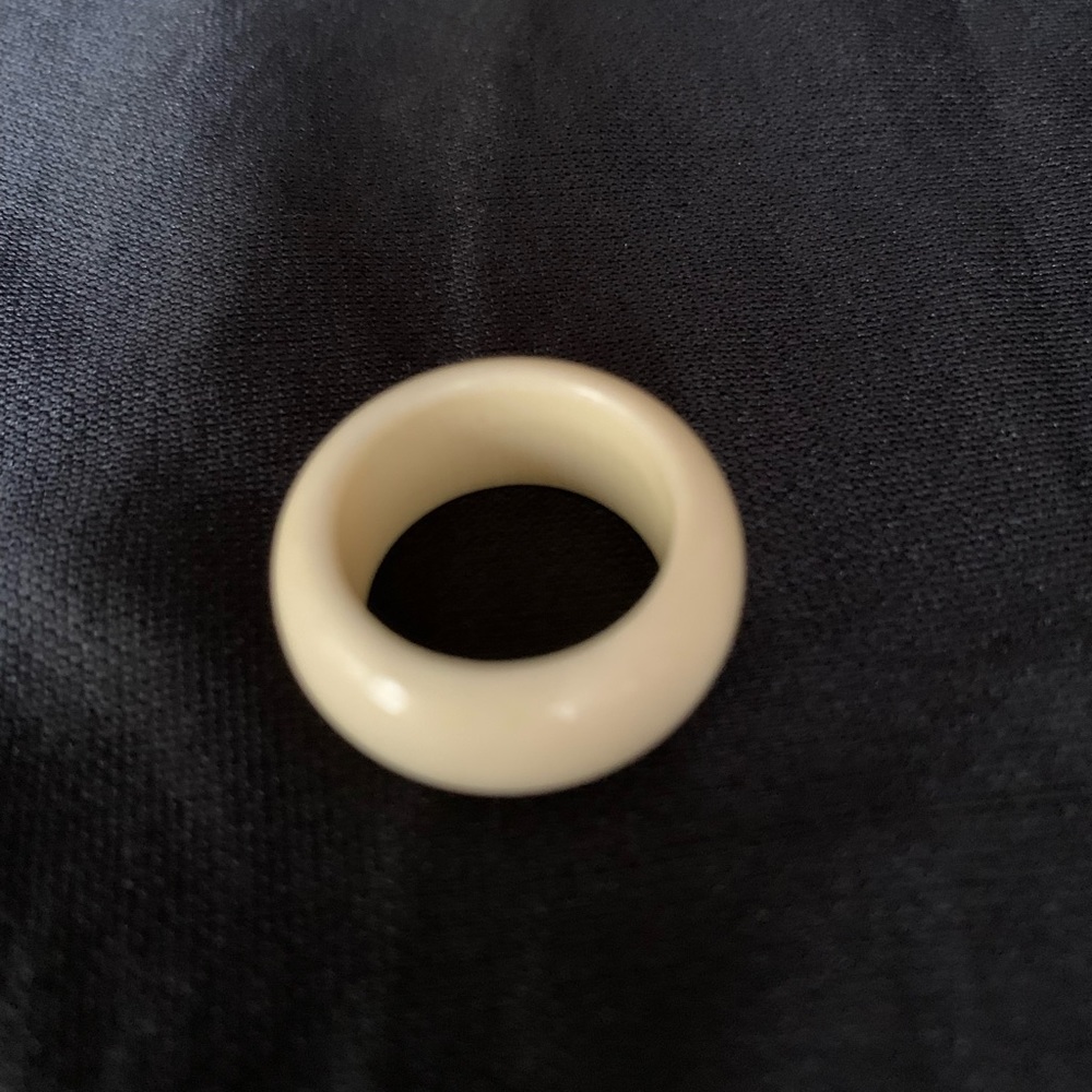 Beautiful Vintage Ring/Band (I believe ivory or bone) - Picture 3 of 4